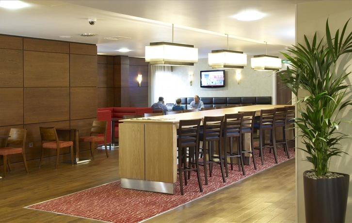 Imagen del bar/restaurante del Hotel Hampton By Hilton Corby/kettering. Foto 3