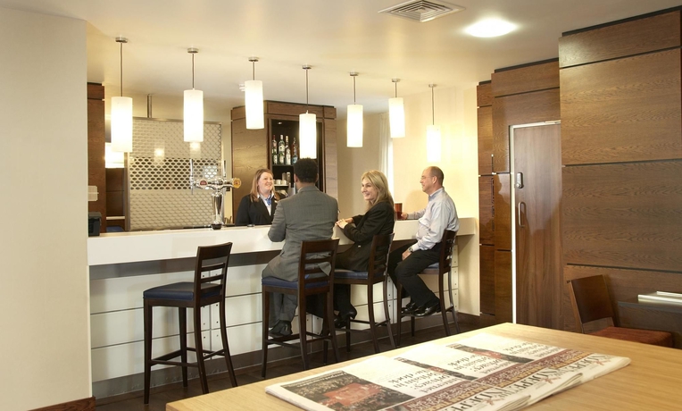 Imagen del bar/restaurante del Hotel Hampton By Hilton Corby/kettering. Foto 4