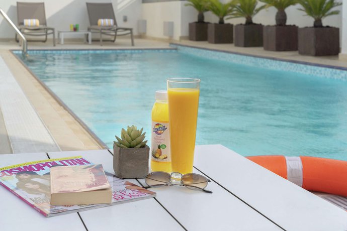 Imagen de la piscina del Hotel Hampton By Hilton Dubai Al Barsha. Foto 19