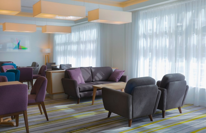 Imagen del bar/restaurante del Hotel Hampton By Hilton Exeter Airport. Foto 2