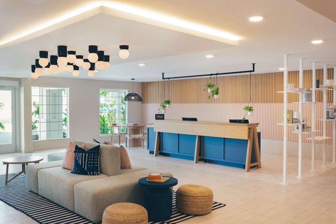 Imagen de los interiores del Hotel Hampton By Hilton Grand Cayman Seven Mile Beach. Foto 19