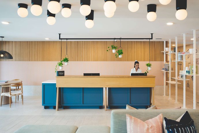 Imagen de los interiores del Hotel Hampton By Hilton Grand Cayman Seven Mile Beach. Foto 20