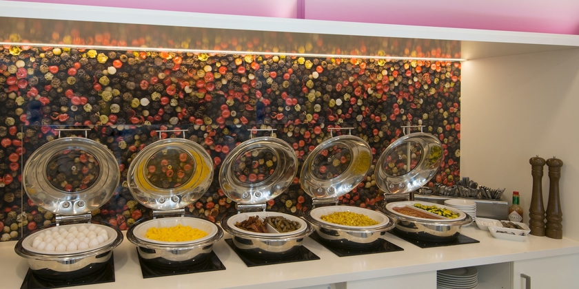 Imagen del bar/restaurante del Hotel Hampton By Hilton Hamburg City Centre. Foto 6