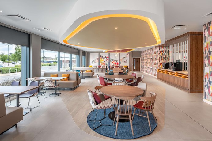 Imagen de los interiores del Hotel Hampton By Hilton High Wycombe. Foto 17