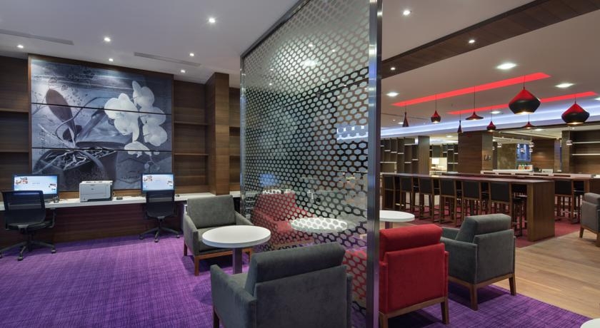 Imagen de los interiores del Hotel Hampton By Hilton Istanbul Kayasehir. Foto 5