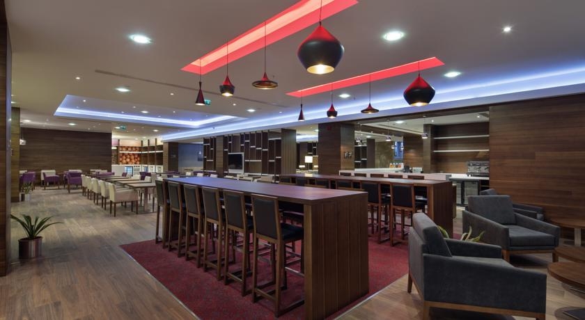 Imagen de los interiores del Hotel Hampton By Hilton Istanbul Kayasehir. Foto 6