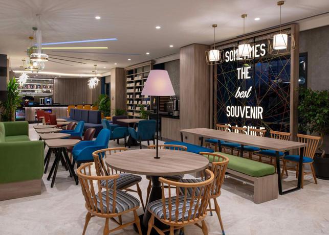 Imagen de los interiores del Hotel Hampton By Hilton Istanbul Merter. Foto 10