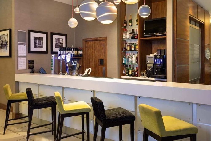 Imagen del bar/restaurante del Hotel Hampton By Hilton London Croydon. Foto 3