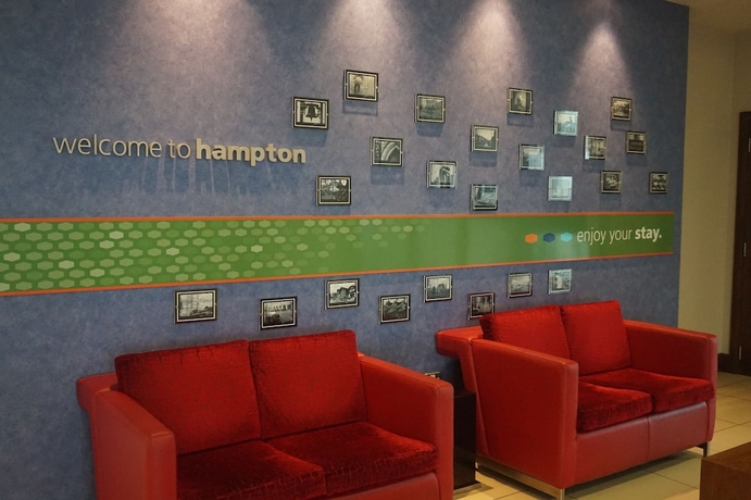 Imagen de los interiores del Hotel Hampton By Hilton London Luton Airport. Foto 18