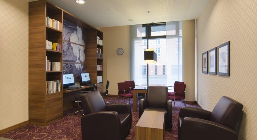 Imagen de los interiores del Hotel Hampton By Hilton Nuremberg City Centre. Foto 11