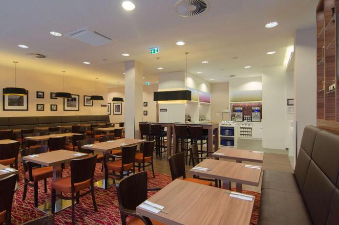 Imagen del bar/restaurante del Hotel Hampton By Hilton Nuremberg City Centre. Foto 3
