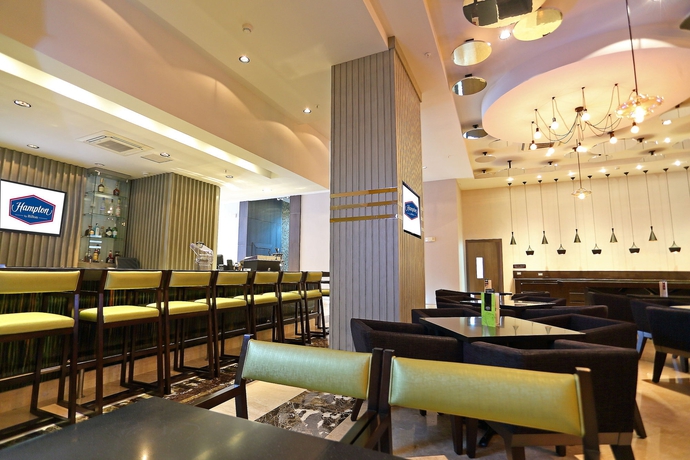 Imagen del bar/restaurante del Hotel Hampton By Hilton Panama. Foto 7
