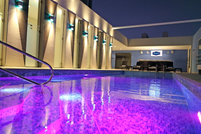Imagen de la piscina del Hotel Hampton By Hilton Panama. Foto 14