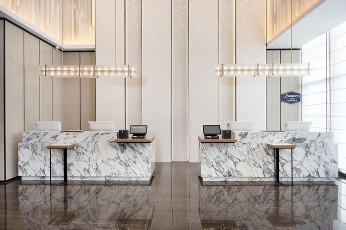 Imagen de los interiores del Hotel Hampton By Hilton Renhe Baiyun Airport. Foto 16