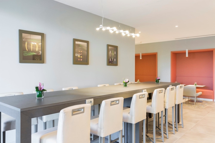 Imagen de los interiores del Hotel Hampton By Hilton Rome East. Foto 17