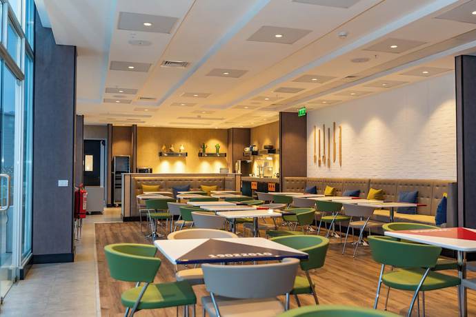 Imagen del bar/restaurante del Hotel Hampton By Hilton Santiago Las Condes. Foto 2