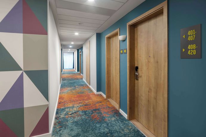 Imagen de los interiores del Hotel Hampton By Hilton Targu Mures. Foto 9