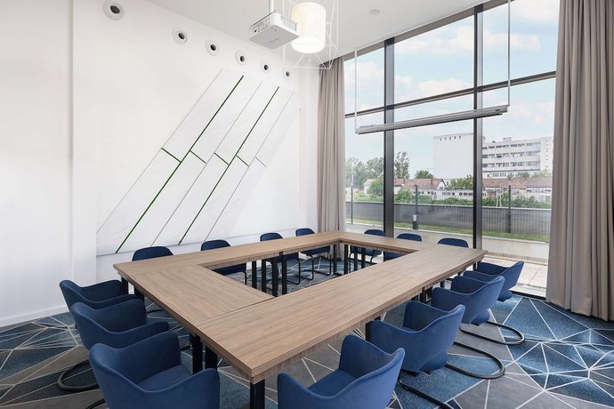 Imagen de los interiores del Hotel Hampton By Hilton Targu Mures. Foto 10