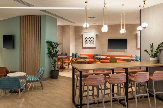 Imagen de los interiores del Hotel Hampton By Hilton Torquay. Foto 18