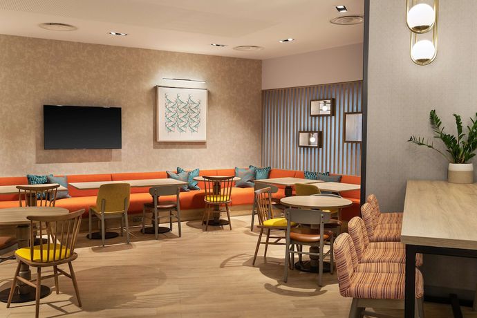Imagen de los interiores del Hotel Hampton By Hilton Torquay. Foto 19