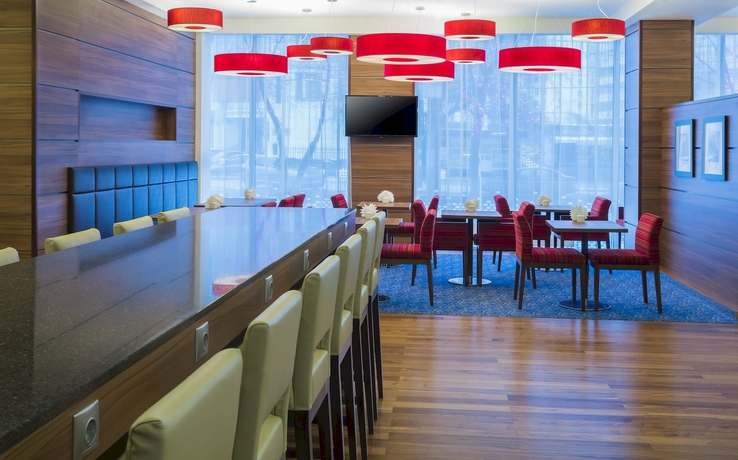 Imagen del bar/restaurante del Hotel Hampton By Hilton Voronezh. Foto 5