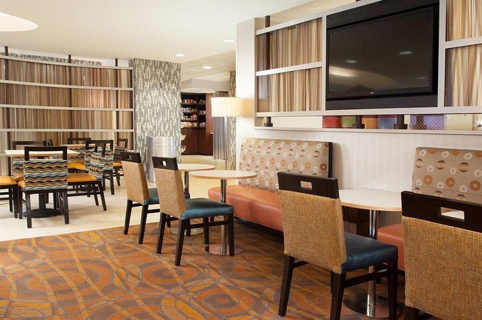 Imagen del bar/restaurante del Hotel Hampton Inn Airport. Foto 1