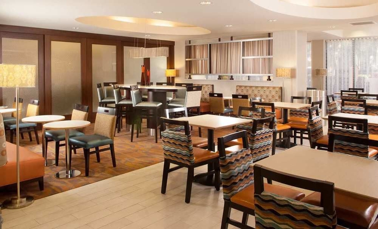 Imagen del bar/restaurante del Hotel Hampton Inn Airport. Foto 2