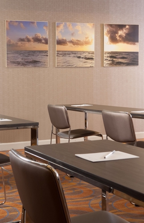 Imagen de los interiores del Hotel Hampton Inn Airport. Foto 8