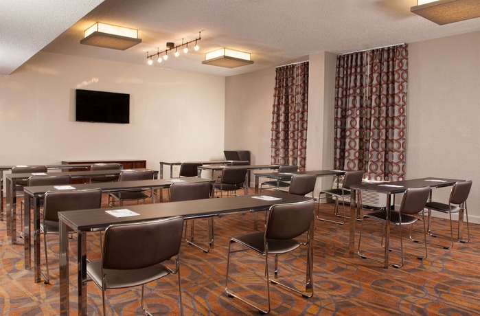 Imagen de los interiores del Hotel Hampton Inn Airport. Foto 9