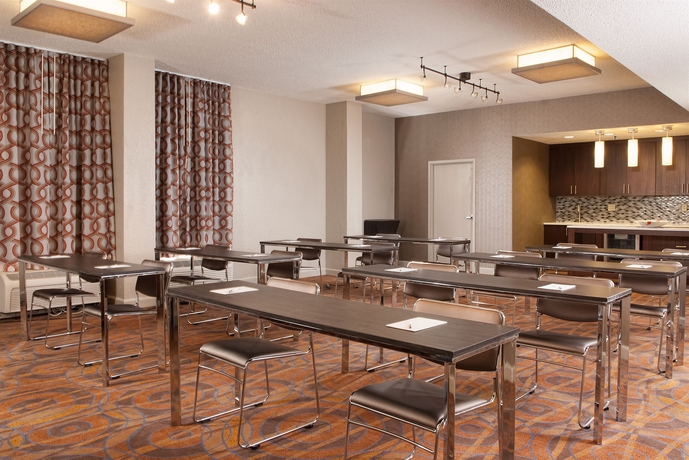 Imagen de los interiores del Hotel Hampton Inn Airport. Foto 10