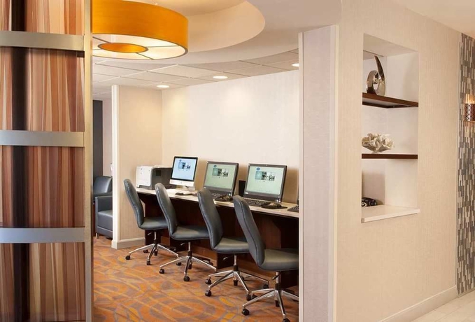 Imagen de los interiores del Hotel Hampton Inn Airport. Foto 11