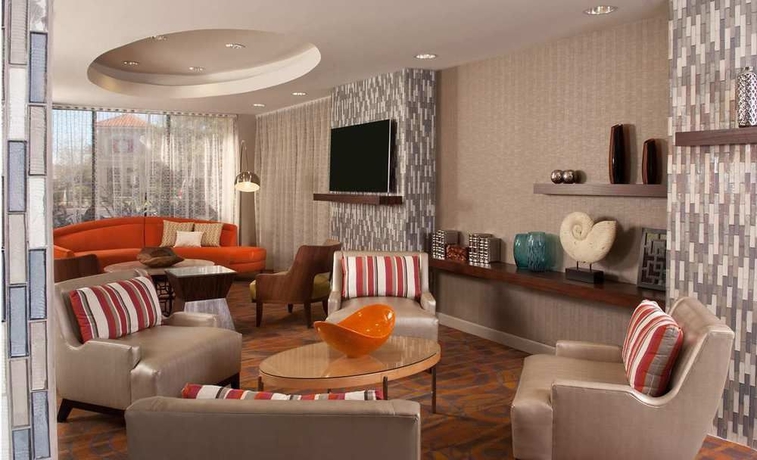 Imagen de los interiores del Hotel Hampton Inn Airport. Foto 12