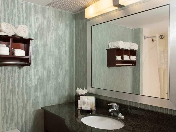 Imagen de la habitación del Hotel Hampton Inn Airport. Foto 6