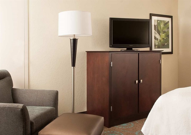 Imagen de la habitación del Hotel Hampton Inn Airport. Foto 7