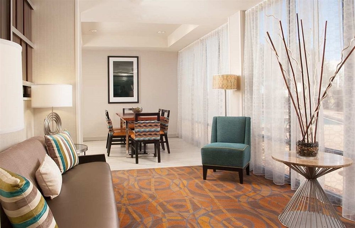 Imagen de los interiores del Hotel Hampton Inn Airport. Foto 14