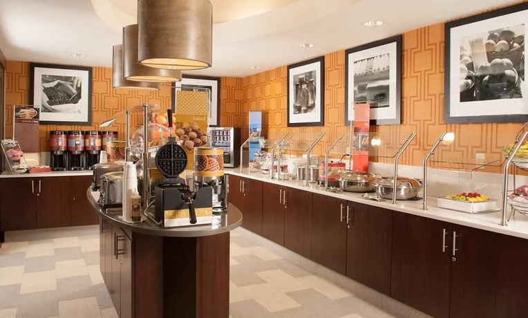 Imagen del bar/restaurante del Hotel Hampton Inn Airport. Foto 4