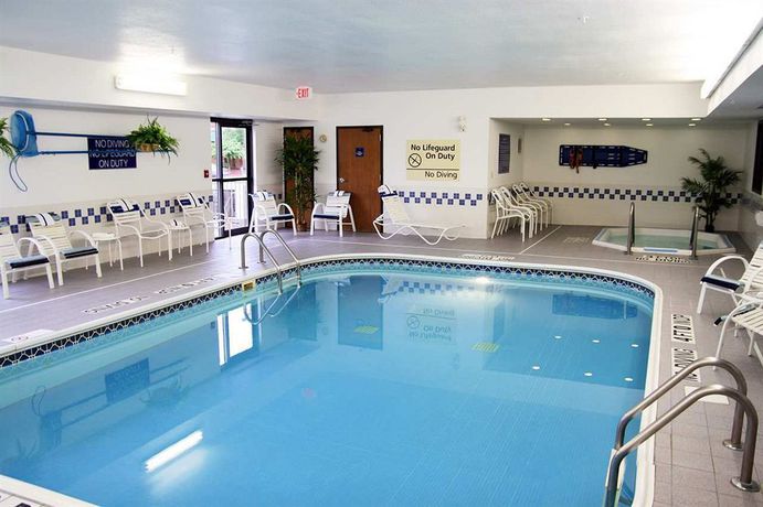 Imagen de la piscina del Hotel Hampton Inn Akron-fairlawn. Foto 15