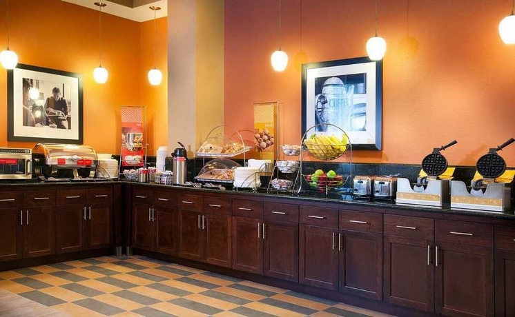 Imagen del bar/restaurante del Hotel Hampton Inn Alexandria/pentagon South. Foto 2