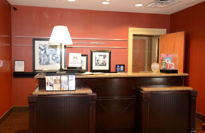 Imagen de los interiores del Hotel Hampton Inn Americus. Foto 19