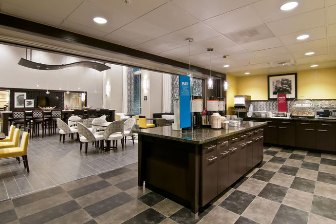 Imagen del bar/restaurante del Hotel Hampton Inn And Suites Bellevue Downtown - Seattle. Foto 3