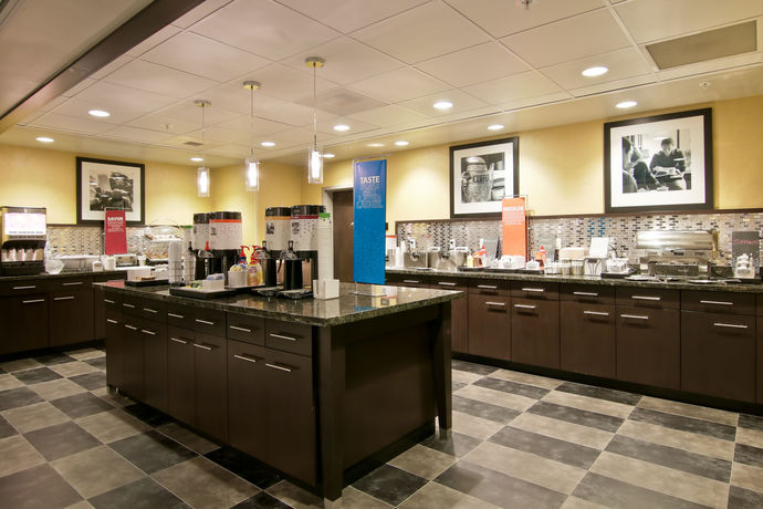 Imagen del bar/restaurante del Hotel Hampton Inn And Suites Bellevue Downtown - Seattle. Foto 4