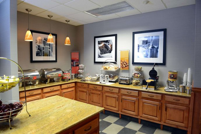 Imagen del bar/restaurante del Hotel Hampton Inn And Suites By Hilton Windsor. Foto 4