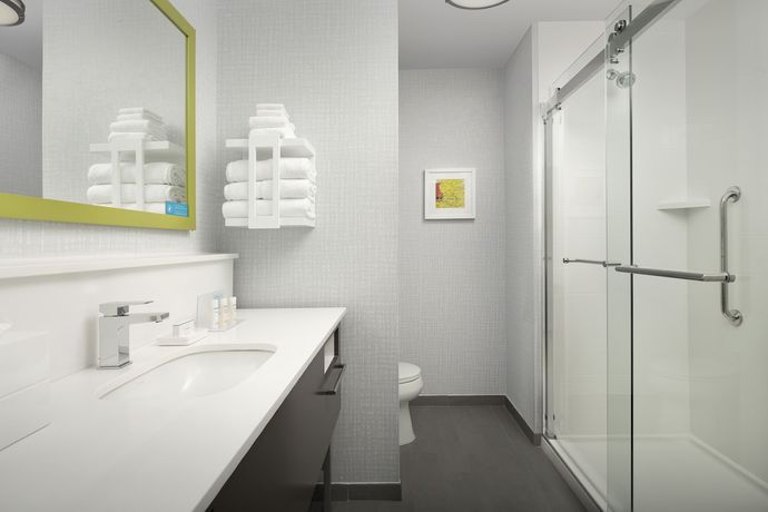 Imagen de la habitación del Hotel Hampton Inn And Suites Charlotte Airport Lake Pointe. Foto 3
