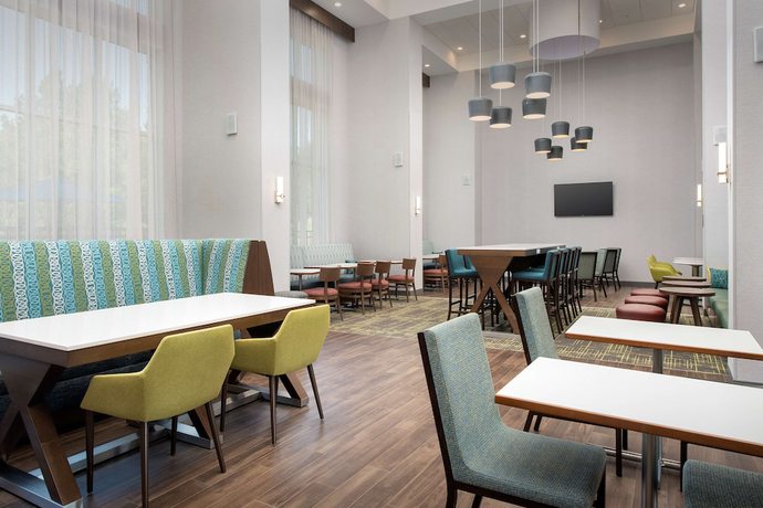Imagen de los interiores del Hotel Hampton Inn And Suites Charlotte Airport Lake Pointe. Foto 19