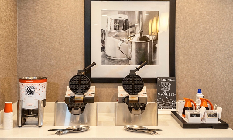 Imagen del bar/restaurante del Hotel Hampton Inn And Suites Duluth North/mall Area. Foto 2