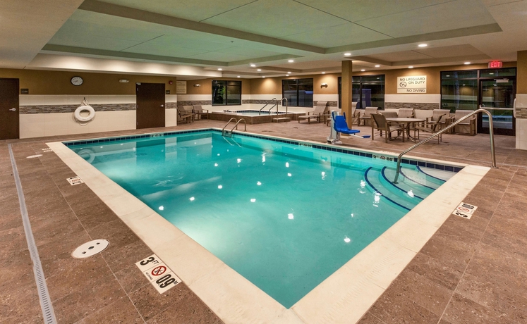 Imagen de la piscina del Hotel Hampton Inn And Suites Duluth North/mall Area. Foto 19