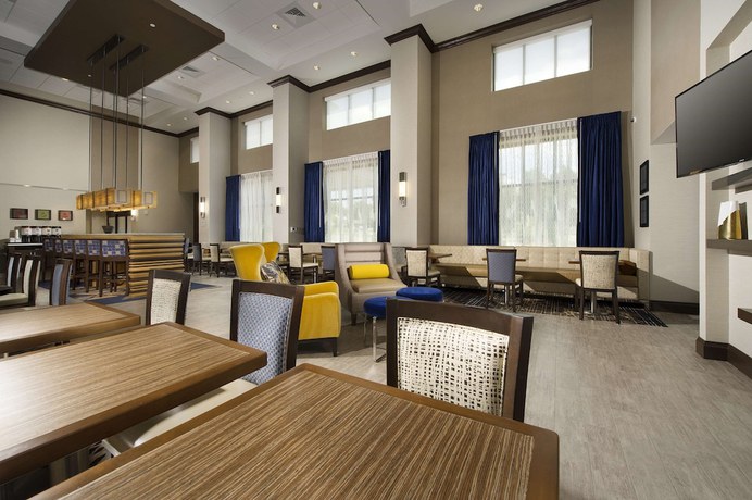 Imagen del bar/restaurante del Hotel Hampton Inn And Suites Falls Church. Foto 2