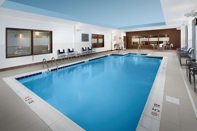 Imagen de la piscina del Hotel Hampton Inn And Suites Falls Church. Foto 20