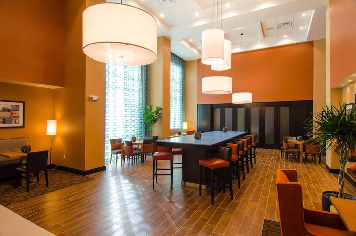 Imagen de los interiores del Hotel Hampton Inn And Suites Huntsville. Foto 17