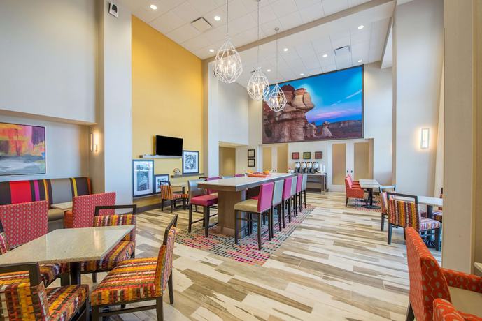 Imagen del bar/restaurante del Hotel Hampton Inn And Suites Phoenix East Mesa. Foto 4